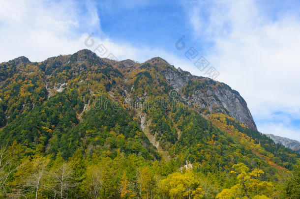 阿尔卑斯山亚洲秋天美丽的蓝色