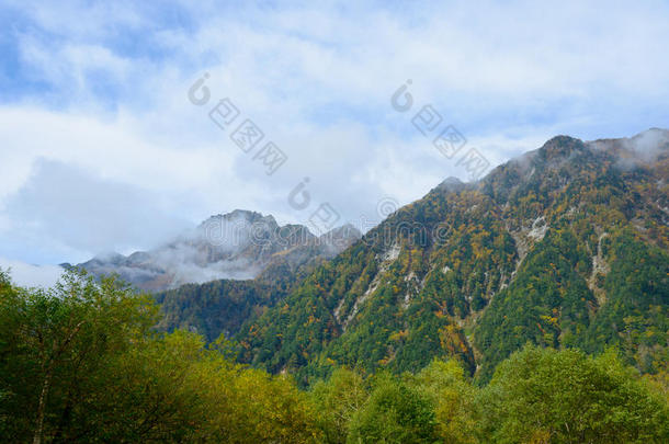 阿尔卑斯山亚洲秋天美丽的蓝色