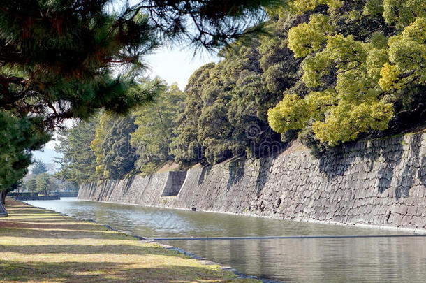 在日本京都尼约城堡周围的运河