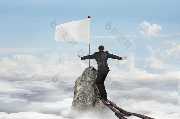 商人走在铁链上，走向带着云的白色旗帜