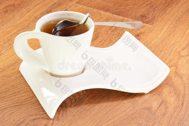 在白色的杯子和勺子里<strong>喝红茶</strong>