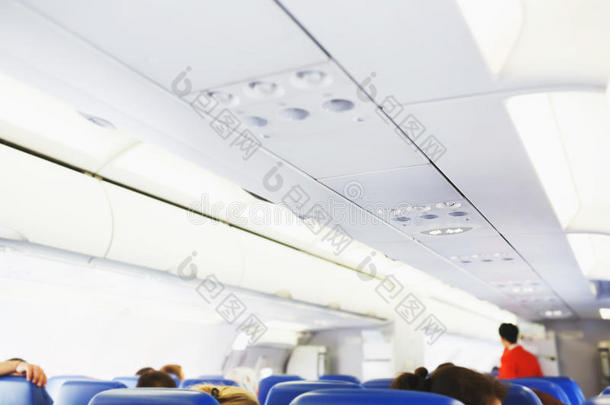乘客坐在座位上的飞机内部。