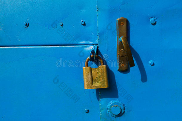 带挂锁的蓝色金属门。
