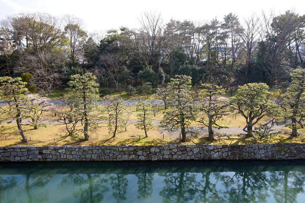 在日本京都尼约城堡周围的运河