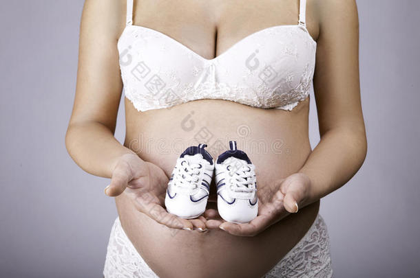 孕妇抱着小鞋子