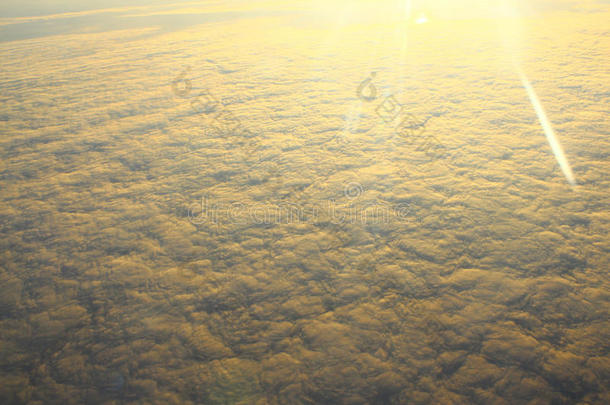 云层被太阳照亮，在云层上方飞行