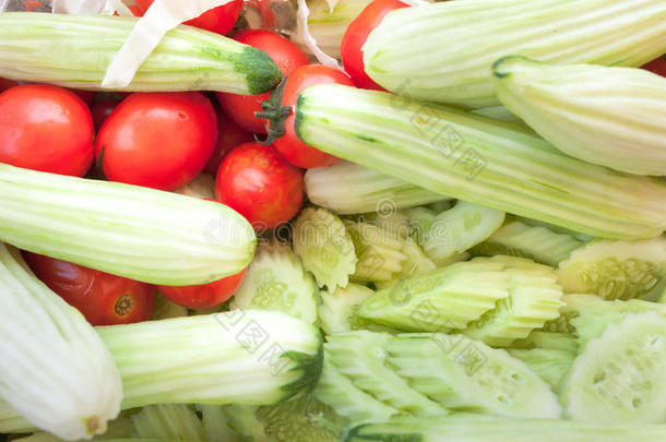新鲜黄瓜和西红柿全框蔬菜图片