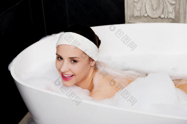 洗澡的女人在洗澡时放松。