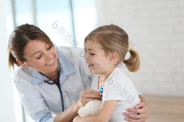 医生在小女孩身上用听诊器