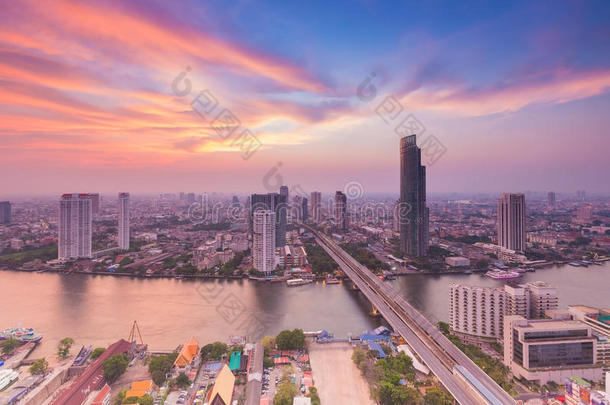 曼谷日落后，赵法雅河美丽的天空