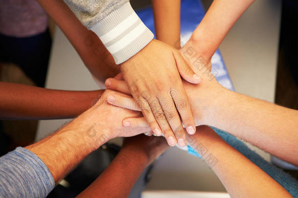 来自不同种族的年轻人的手聚集在一起