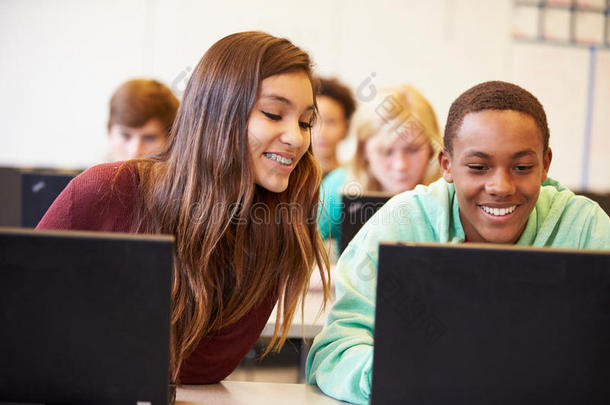 一群高中生在课堂上使用笔记本电脑