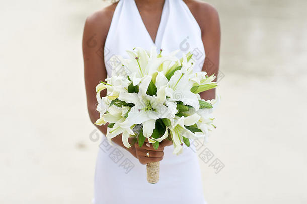 新娘拿着白色百合花婚礼花束