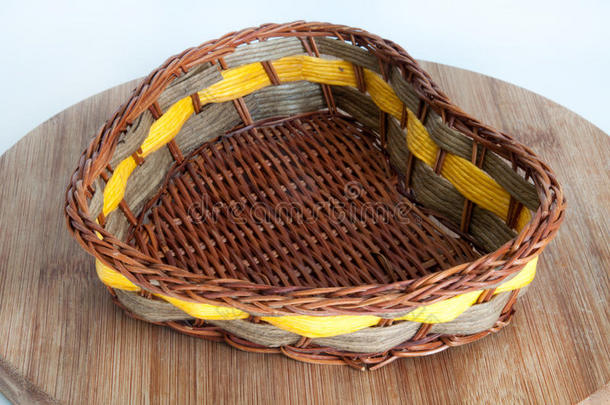 用木头做的手工编织的篮子