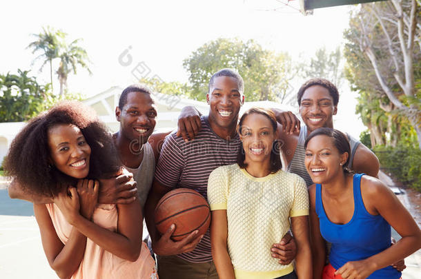 一群年轻的朋友在打篮球比赛
