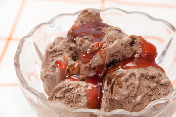 巧克力冰淇淋在水晶碗里，上面有草莓奶油