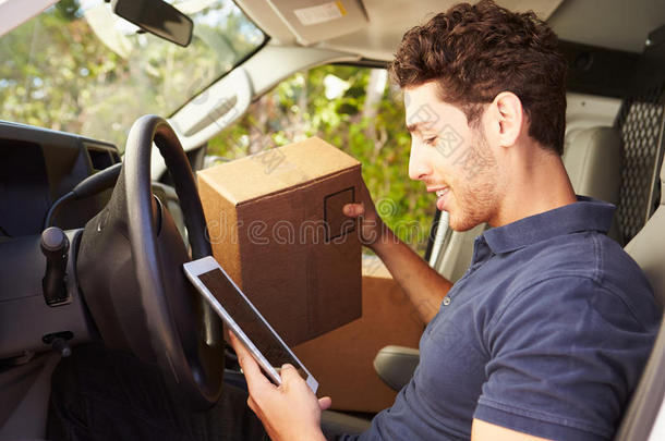 送货司机坐在面包车里使用数字平板电脑