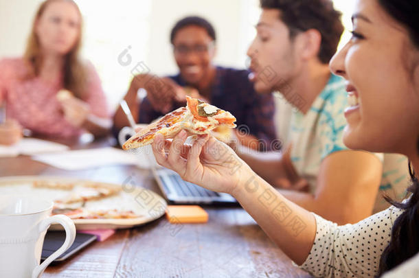 商务人士开会吃披萨