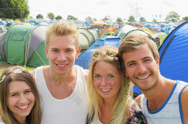一群年轻人在音乐节上露营