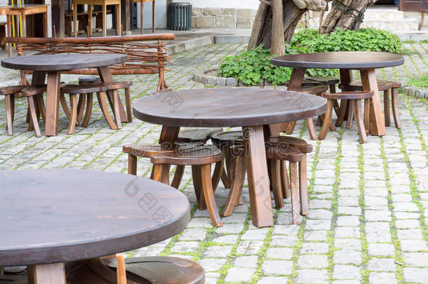 在一条街上，用传统的保加利亚风格组合木制桌子