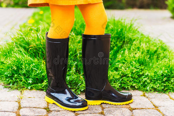 孩子<strong>脚上</strong>的黑色雨靴
