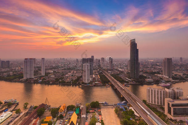 泰国曼谷湄南河弯道曼谷天际线日落后