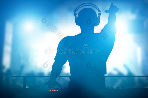 俱乐部，迪斯科DJ为人们演奏和混合音乐。 夜生活