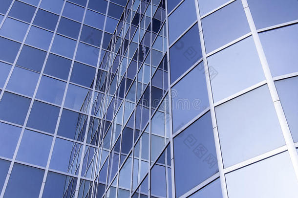 现代办公楼的玻璃和<strong>钢立面</strong>