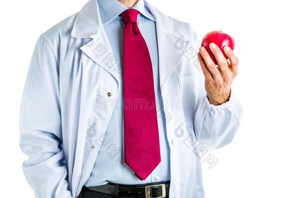 穿着白色外套的医生展示了一个红色的苹果