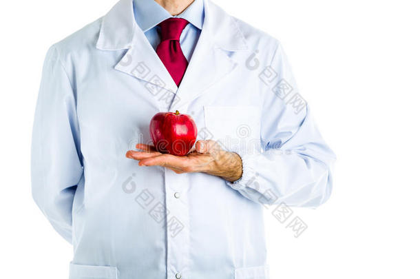 穿着白色外套的医生<strong>展示</strong>了一个红色的<strong>苹果</strong>