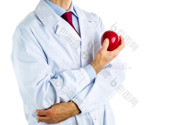 穿着白色外套的医生<strong>展示</strong>了一个红色的<strong>苹果</strong>