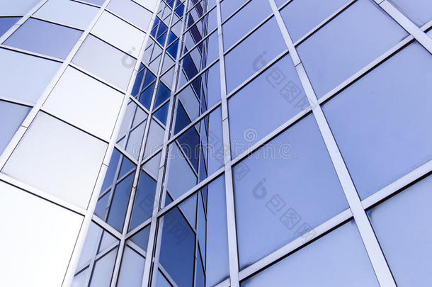 现代办公楼的玻璃和<strong>钢立面</strong>