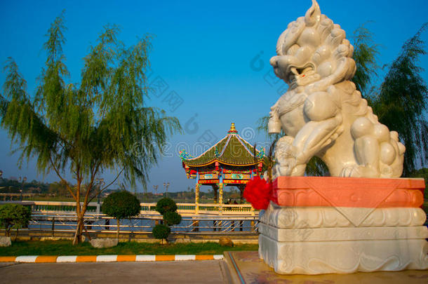 泰国湖<strong>边</strong>的<strong>中国</strong>寺庙。