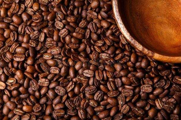 棕色咖啡豆背景与木制菜肴