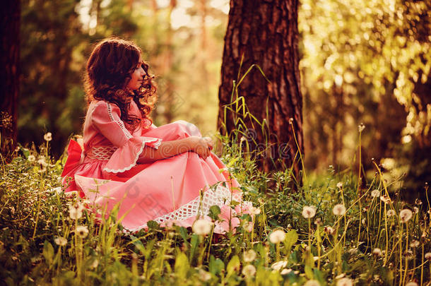 在夏天的<strong>森林</strong>里，女孩打扮成<strong>童话</strong>般的公主