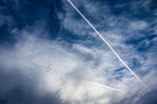 飞机蓝色云凝结凝结尾迹