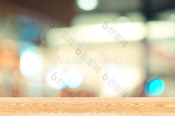 空木桌和模糊咖啡馆灯光背景。 <strong>产品展示</strong>