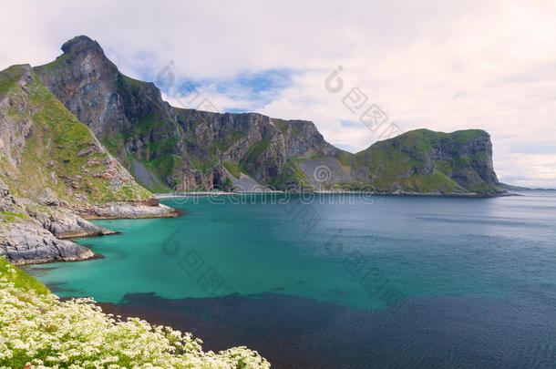 海滩美丽的蓝色海岸海岸线