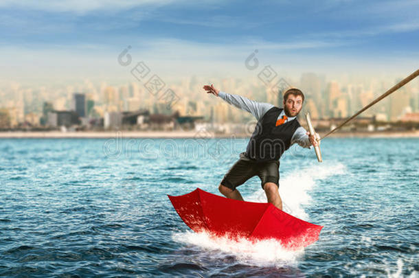 商人在水上滑雪板上打伞