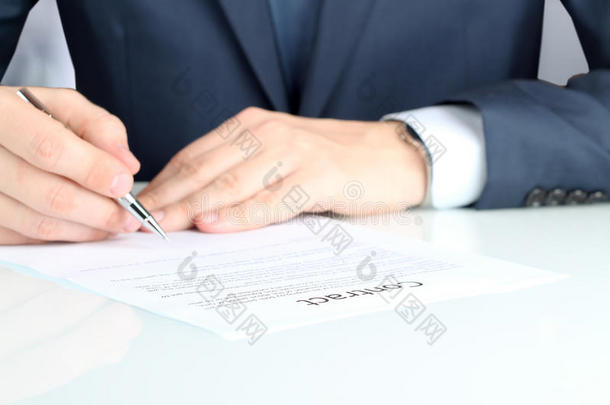 商人正在签订合同，商业合同的细节
