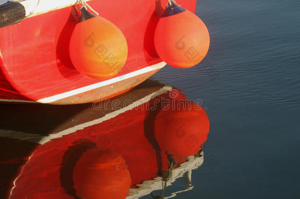 清晨，安布尔港，红船
