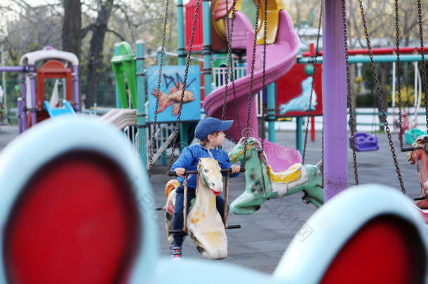 在公园里玩的男孩