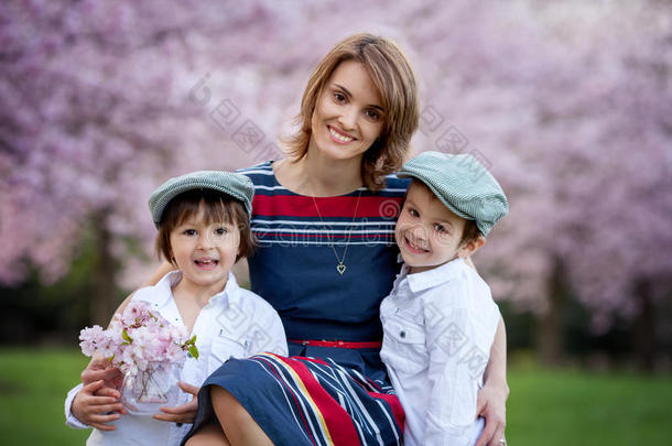 春天公园里美丽的孩子<strong>和</strong>妈妈，<strong>鲜花和礼物</strong>。 莫特