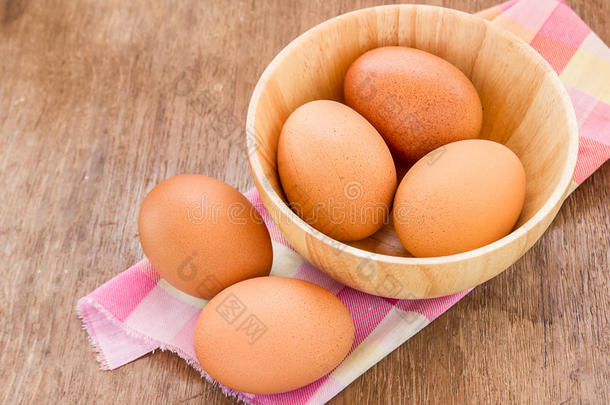鸡蛋放在桌子上的木碗里