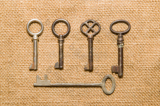 五把旧<strong>钥匙</strong>放在一件很旧的布上