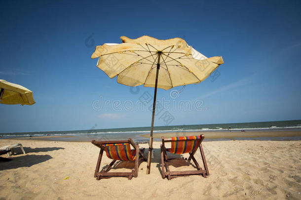 一对沙滩椅