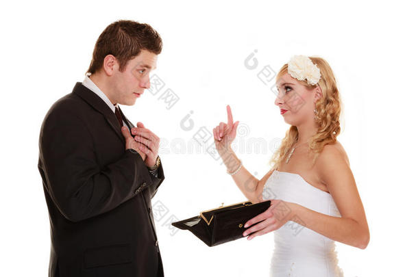 新郎新娘两口子空着钱包，冲突不断。