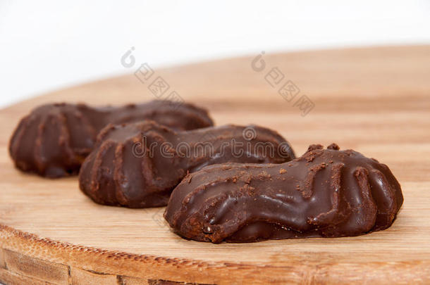 木板上的巧克力饼干