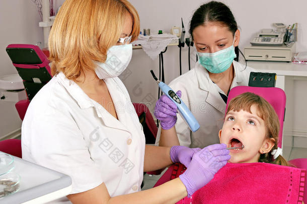 牙医护士和小女孩病人