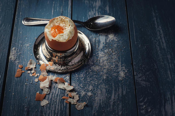 木制桌子上早餐煮鸡蛋。